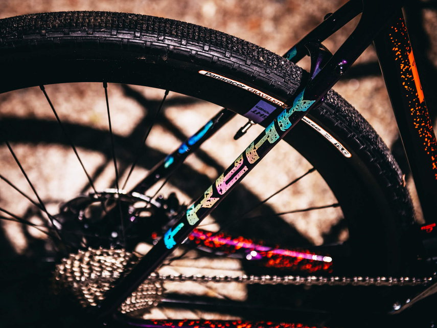 Rower gravel ACCENT FREAK CARBON GRX Di2 ultraviolet