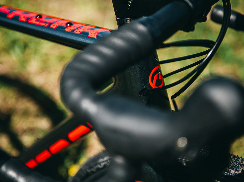 Rower gravel ACCENT FREAK CARBON GRX szaro-czerwony