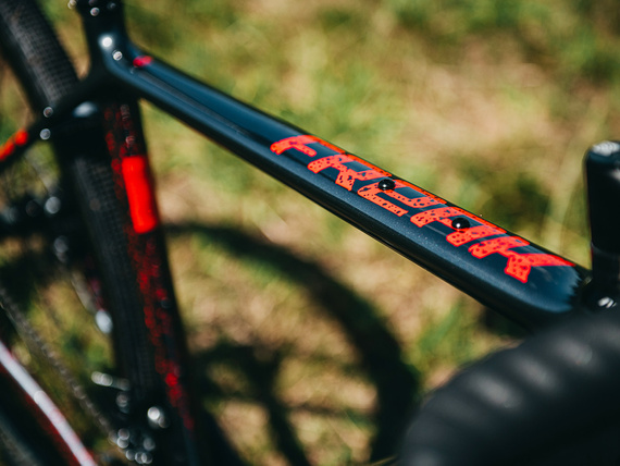 Rower gravel ACCENT FREAK CARBON GRX szaro-czerwony